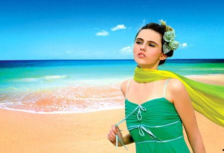 海滩上的女人,夏日风情与内心世界